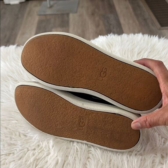 UGG Women’s Black Leather Slip-Ons Size 7.5 - Picture 4 of 8